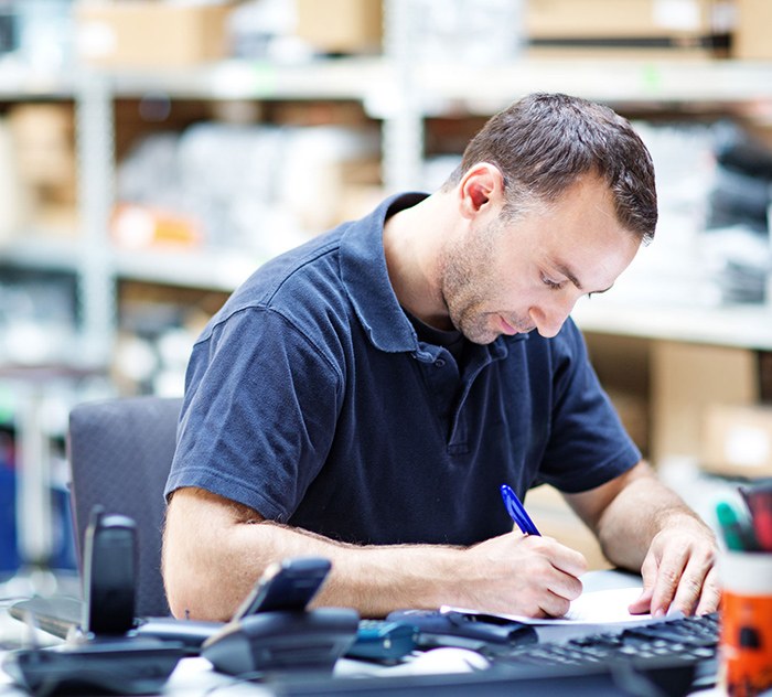 Project Management software expert evaluates manufacturing data