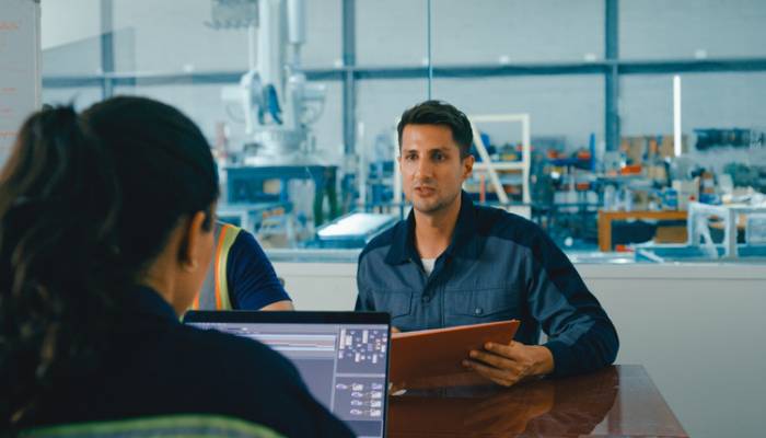 2 manufaturers working with laptop and tablet thanks to Intelligent Document Procesing